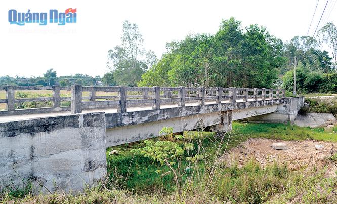 Cầu chờ... sông