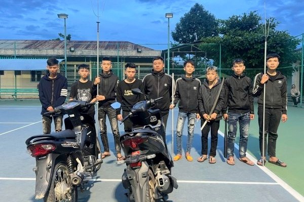Triệu tập nhóm đối tượng mang hung khí, điều tra vụ nữ sinh bị đánh hội đồng