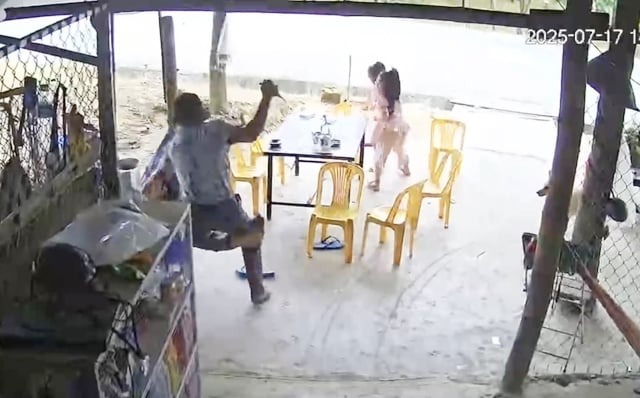 Bị vợ chửi, quay lại đâm trọng thương chủ quán nước