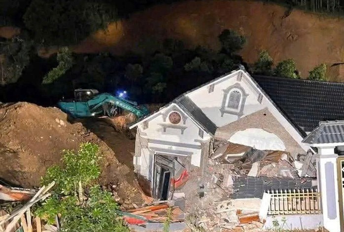 Sạt lở đất vùi lấp nhà dân, 2 người chết, 3 người bị thương