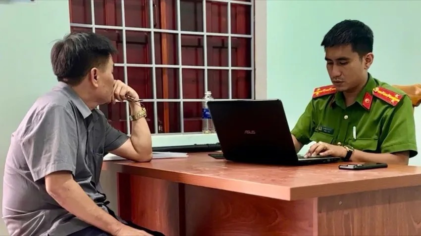 Người đàn ông nghi say xỉn lái ô tô, đòi tông người giữa đêm ở Quảng Ngãi