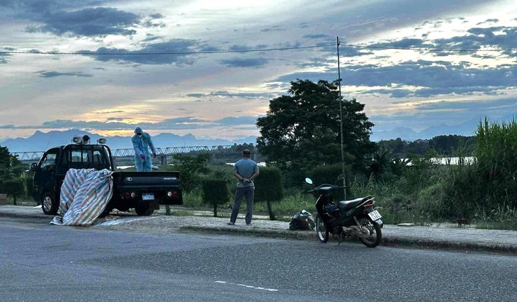 Chính quyền giải thích việc chôn heo bệnh gần sông Trà Khúc là 'chôn tạm'