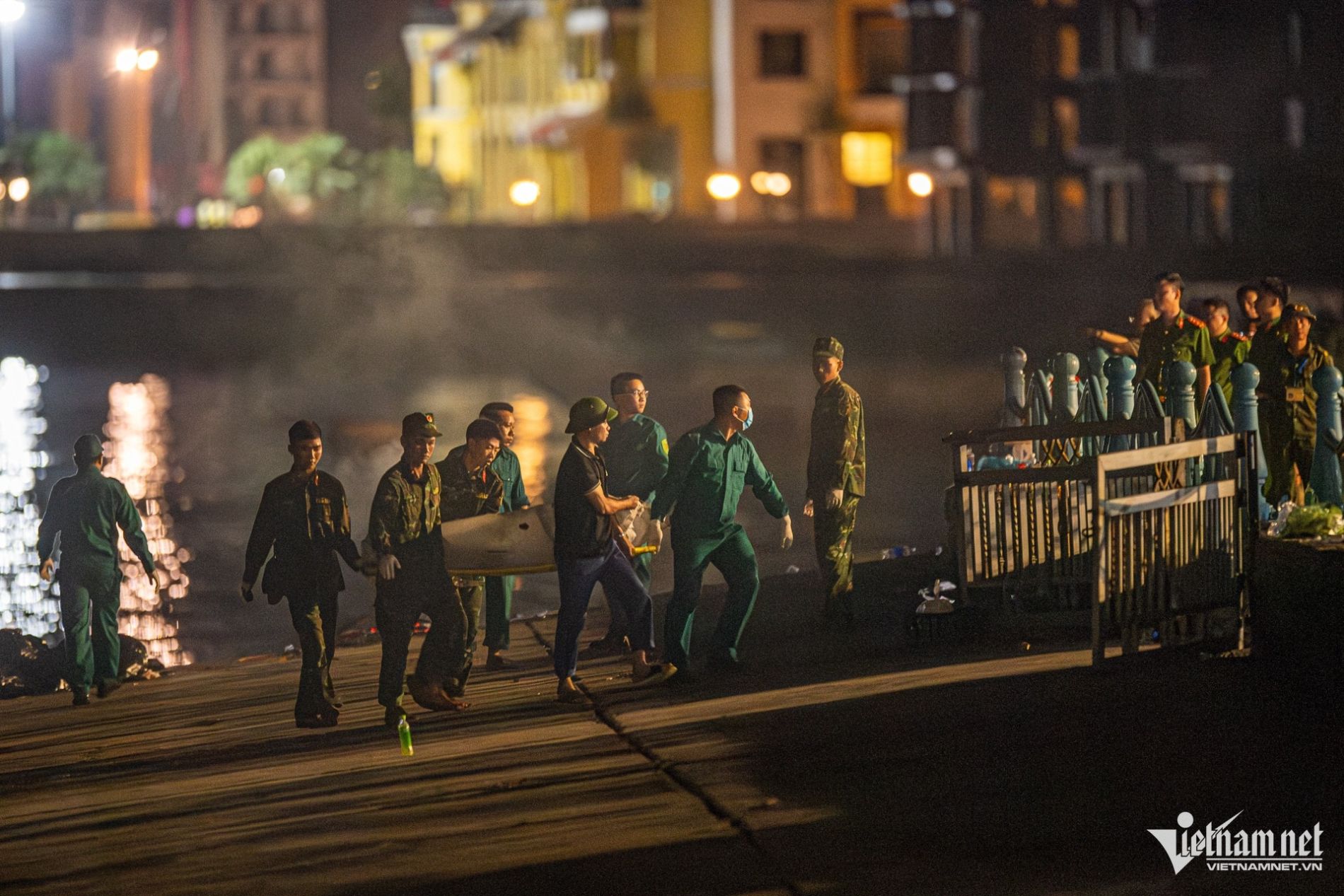 Đêm tang thương ở Quảng Ninh: Người thân quặn lòng nhìn từng thi thể về bờ