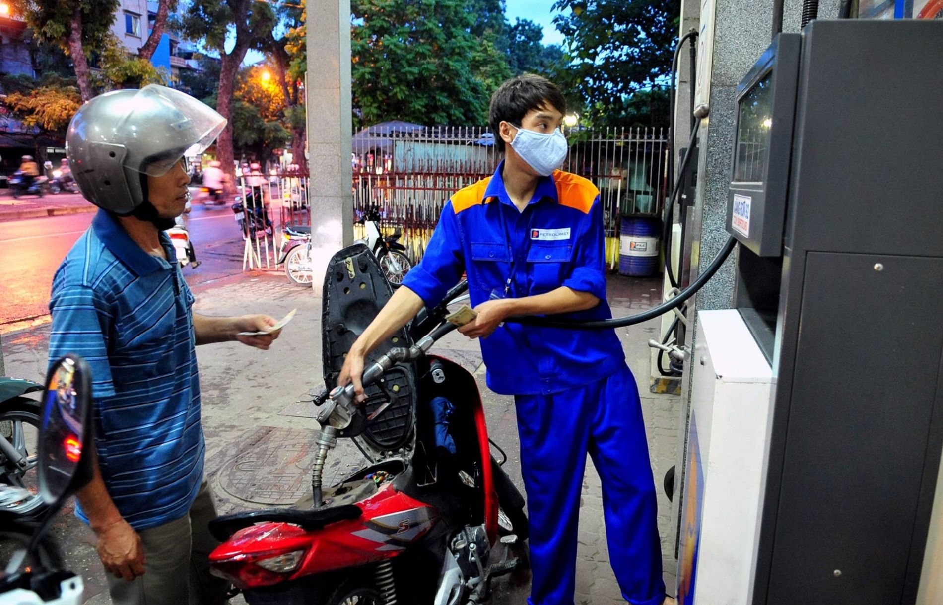 Giá xăng dầu đồng loạt giảm, RON 95 rời mốc 20.000 đồng/lít