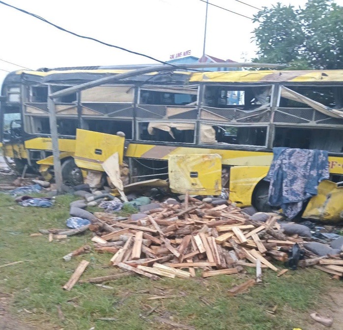 Hà Tĩnh: Lật xe khách làm 9 người tử vong, 15 người bị thương