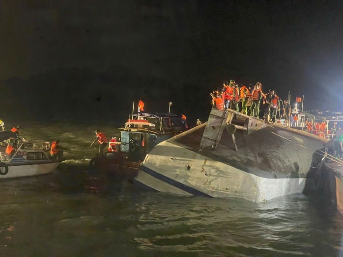 Lật tàu tham quan vịnh Hạ Long, tìm thấy 37 thi thể, 5 người đang mất tích
