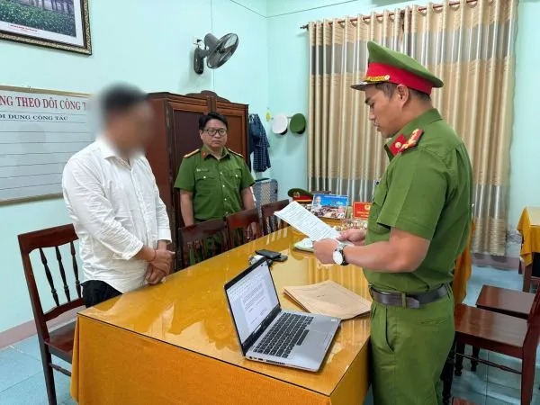 Nhiều nhân viên giao hàng bị khởi tố tội tham ô tài sản