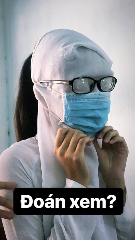 Teen Quảng Ngãi hóa 'pho tượng sống' bằng cách vắt tà áo dài lên đầu, kính vẫn đeo trên mắt