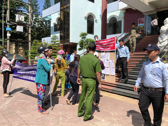 Xô xát gây náo loạn trước trụ sở ngân hàng