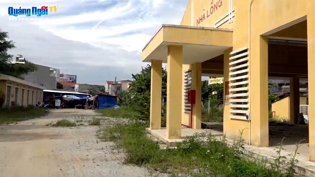 [Video] Chợ tiền tỷ bỏ hoang, dân dựng lều họp chợ ngoài đường