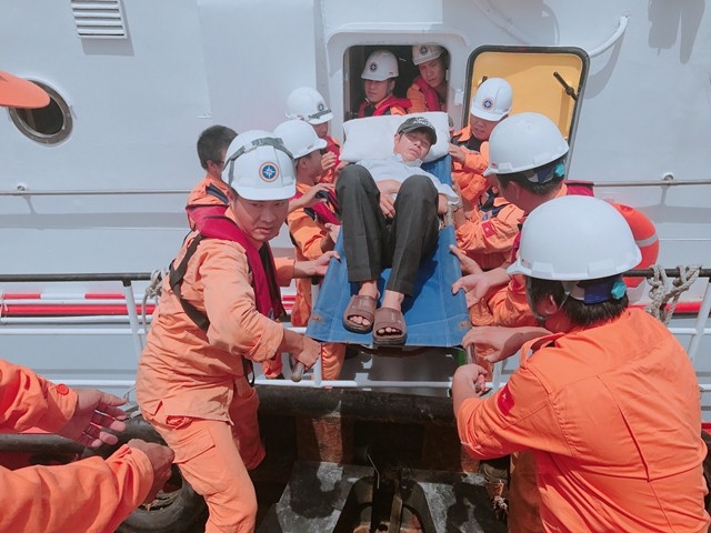 Cứu nạn 10 ngư dân tàu cá Quảng Ngãi bị ngộ độc