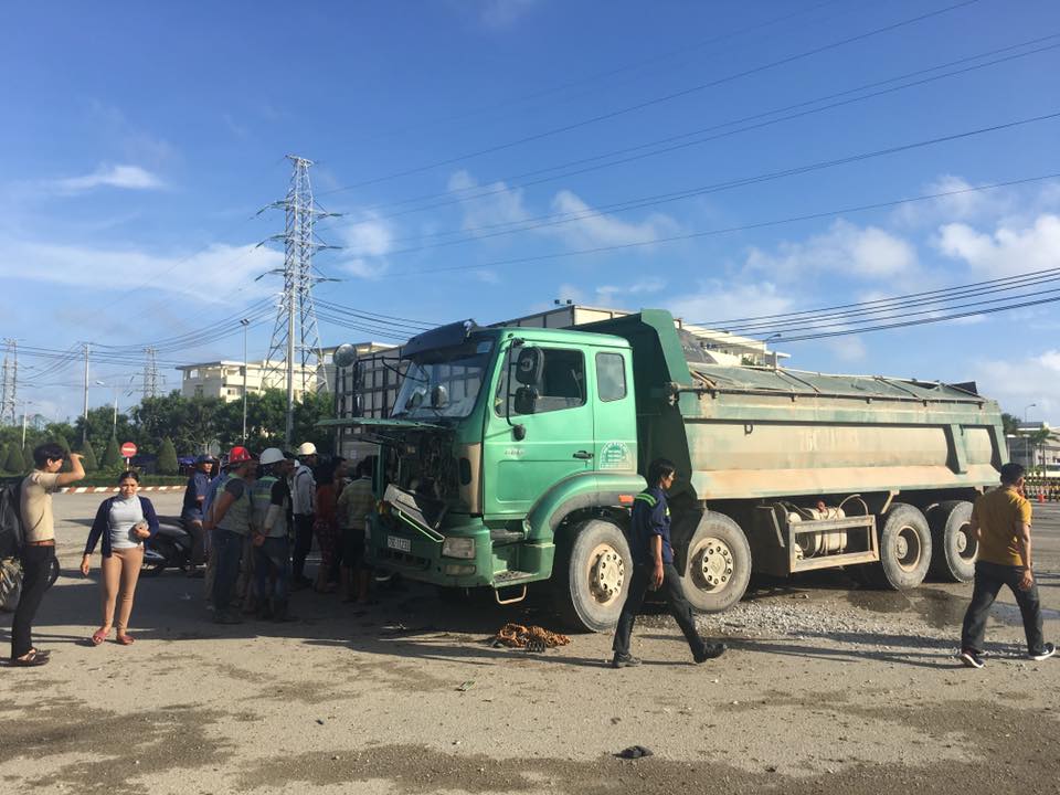 Va chạm giữa xe Dăm và xe Ben tại Dung Quất