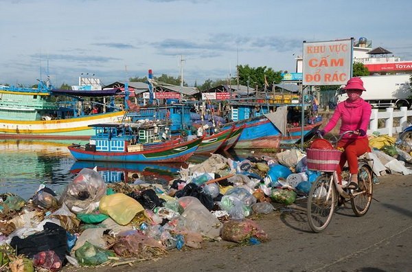 Ngỡ ngàng khi người dân đổ rác thẳng ra biển ở Sa Kỳ