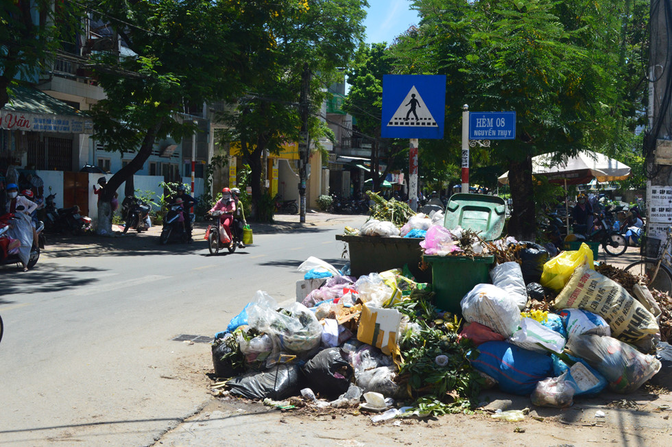 'Mời các anh về nhà chúng tôi ăn cơm đầy ruồi nhặng xem có ăn được không'