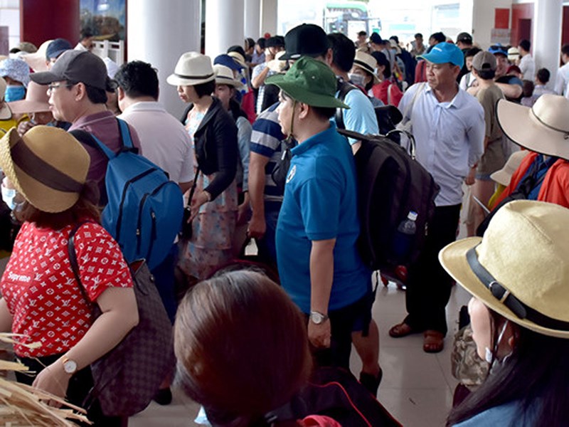 Điều 12 tàu đưa hàng ngàn du khách kẹt ở đảo Lý Sơn vào bờ