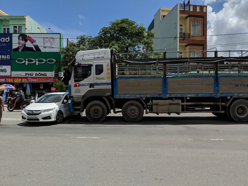 Qua đường không quan sát, ô tô con bị xe tải đâm.