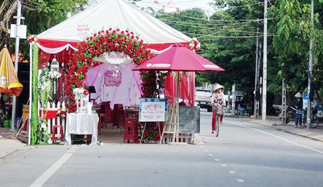 Cách chức Chủ tịch phường nếu để rạp cưới tràn lòng đường