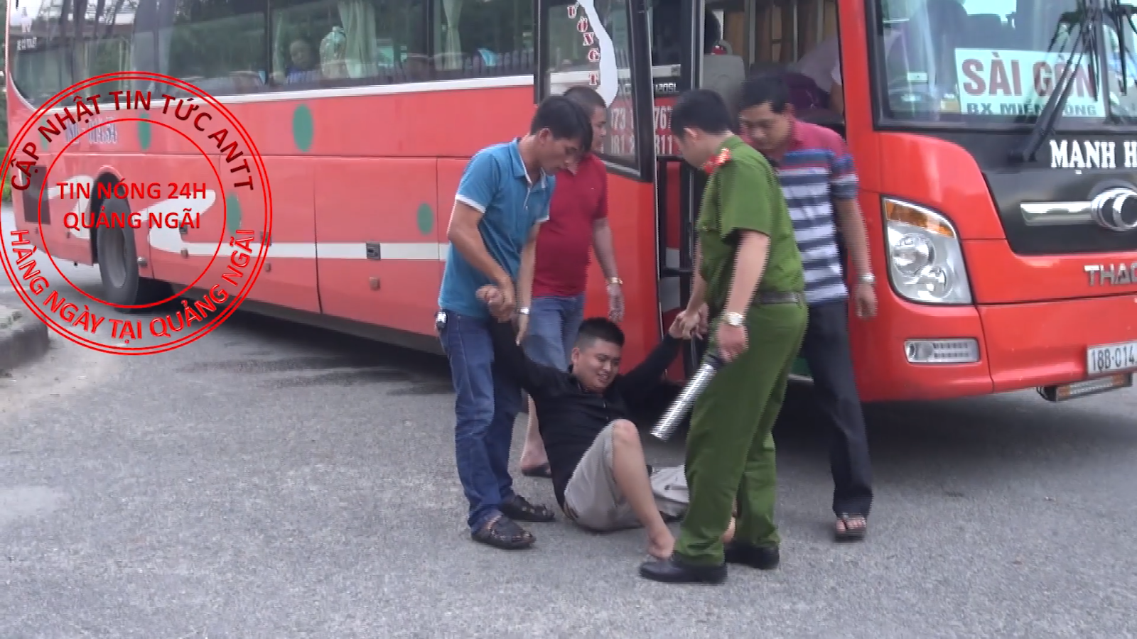 HÀNH KHÁCH MỘT PHEN KINH HOÀNG VÌ BỊ "NGÁO ĐÁ" QUẬY TRÊN XE