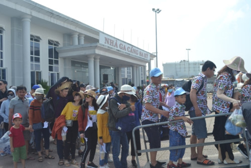 Hơn 2.500 ngàn khách du lịch ra đảo Lý Sơn ngày đầu kỳ nghỉ lễ 30/4