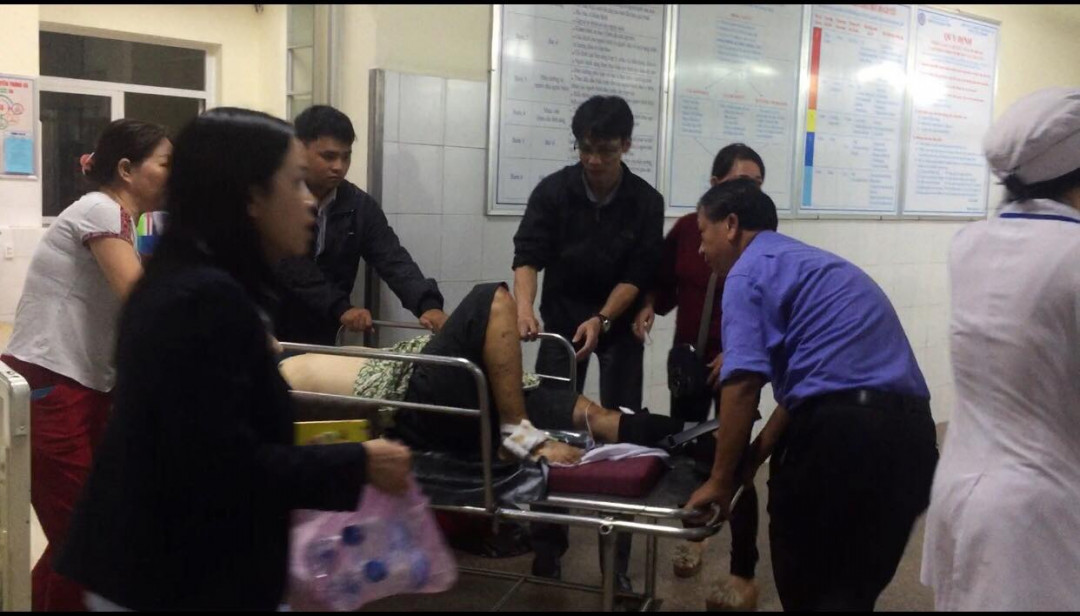Đức Phổ: Xe khách nổ lốp lật giữa đường, khiến 8 người bị thương