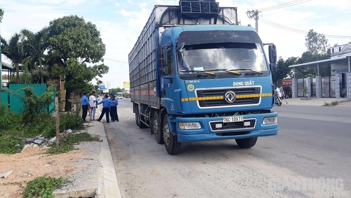 Xử phạt loạt phương tiện vi phạm kích thước thành thùng tại Quảng Ngãi
