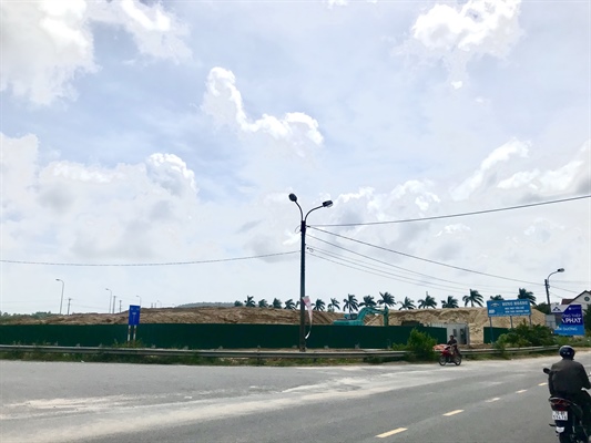 Viết tiếp Những bãi cát khổng lồ trong TP Quảng Ngãi : Dân bức xúc, chính quyền "làm ngơ”: Thành phố yêu cầu di dời, UBND tỉnh cho... gia hạn