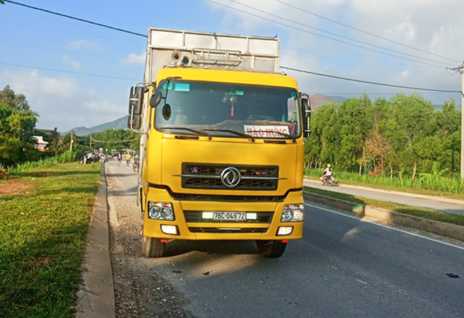 Xe tải chở gỗ dăm tông chết phụ nữ tập thể dục trên quốc lộ 24