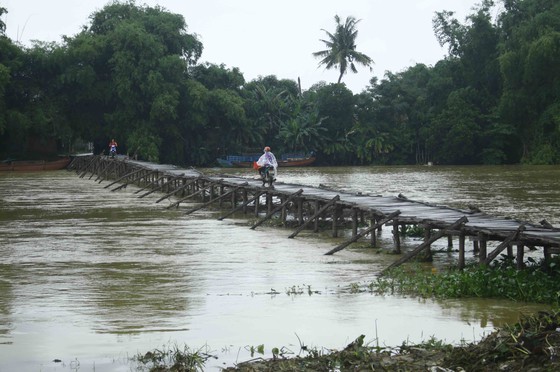 Người dân xóm “ốc đảo” Đồng Min chèn chống để giữ cầu