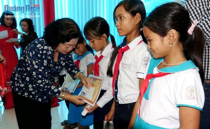 Trao học bổng Vừ A Dính cho học sinh dân tộc thiểu số có hoàn cảnh khó khăn