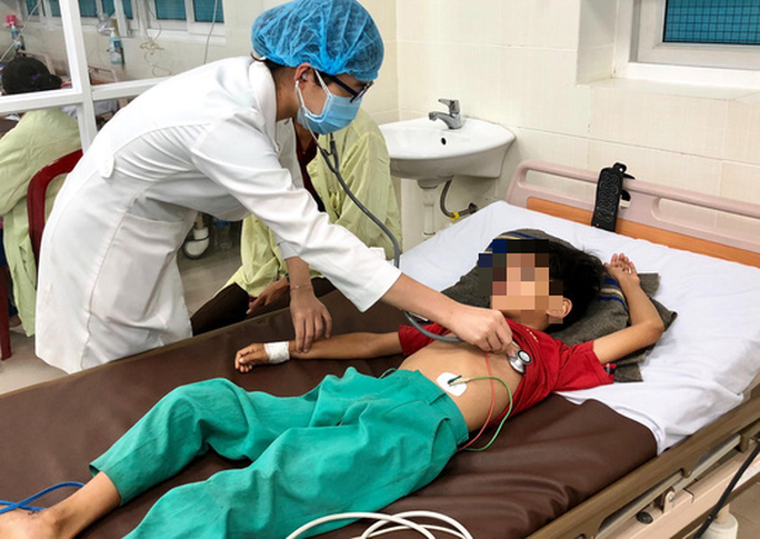 Hết "bệnh lạ", huyện nghèo Quảng Ngãi lo sốt vó vì bệnh bạch hầu