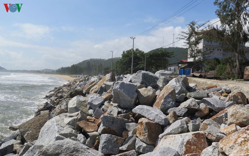 Kè biển sạt lở uy hiếp hàng trăm hộ dân ở Quảng Ngãi