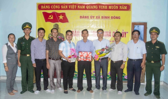 Bàn giao "Ngôi nhà cấp ủy" cho đảng viên có hoàn cảnh khó khăn