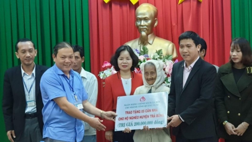 Ngân hàng CSXH tỉnh Quảng Ngãi trao tặng 05 căn nhà Đại đoàn kết
