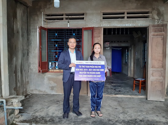Quảng Ngãi: Trao học bổng toàn phần cho 2 học sinh nghèo