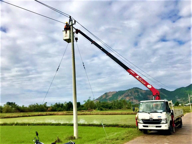 EVNCPC khẩn trương xử lý sự cố lưới điện sau bão số 6, quyết tâm khôi phục cấp điện toàn bộ khách hàng trong hôm nay