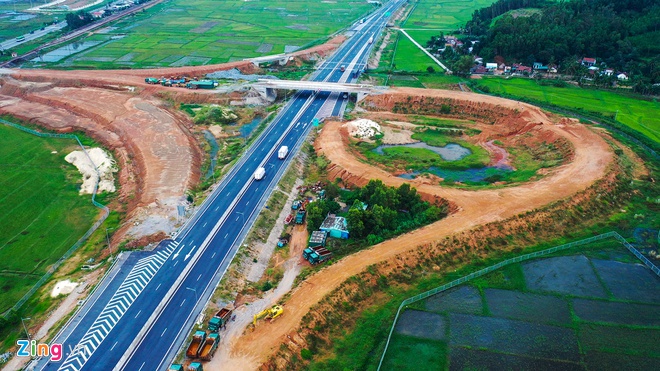 Bộ GTVT phê bình, VEC vẫn 'bỏ mặc' vòng xoay cao tốc 34.500 tỷ sạt lở