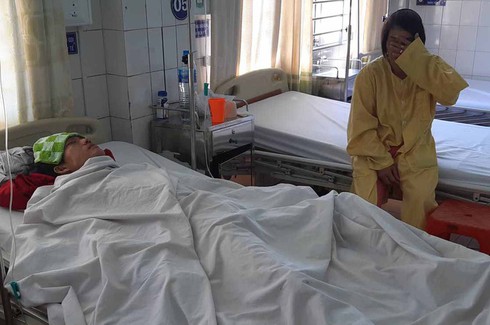 Đầu đạn nổ tung khi cưa, 2 người chết tại chỗ, 1 người bị thương nặng
