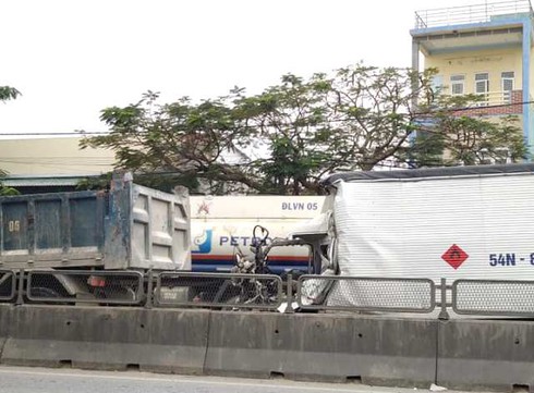2 xe tải đâm nhau trên QL 1A, 1 người chết, 1 bị thương nặng