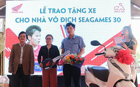 Quảng Ngãi: Trao xe cho cầu thủ Nguyễn Thị Bích Thùy về thành tích vô địch bóng đá SEA Games 30