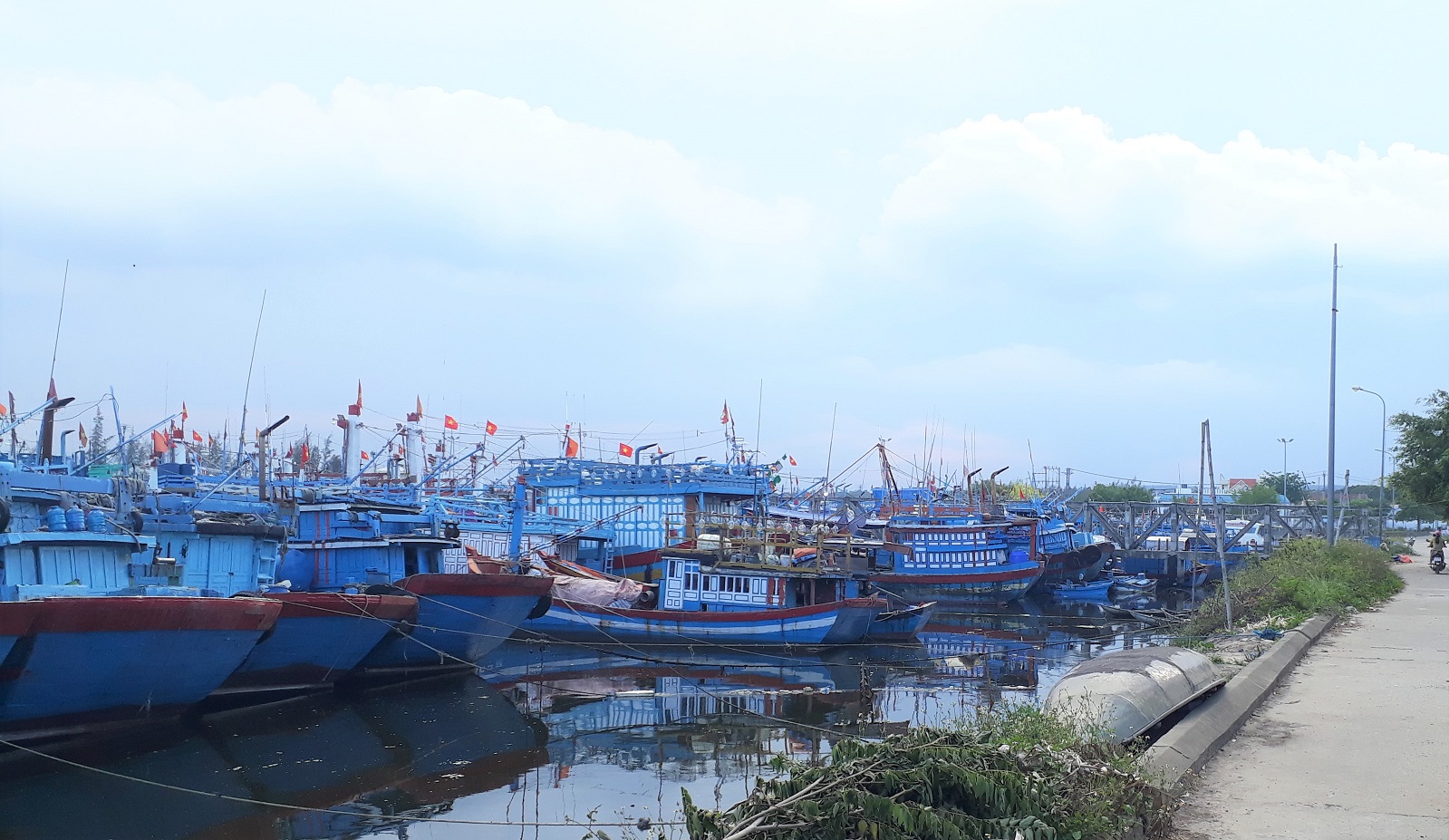 Nhiều tàu cá tiền tỉ bị chủ tàu bỏ rơi