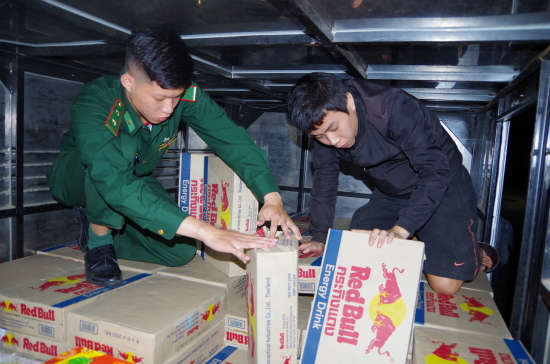 Bắt giữ xe ô tô vận chuyển 300 thùng nước tăng lực không rõ nguồn gốc