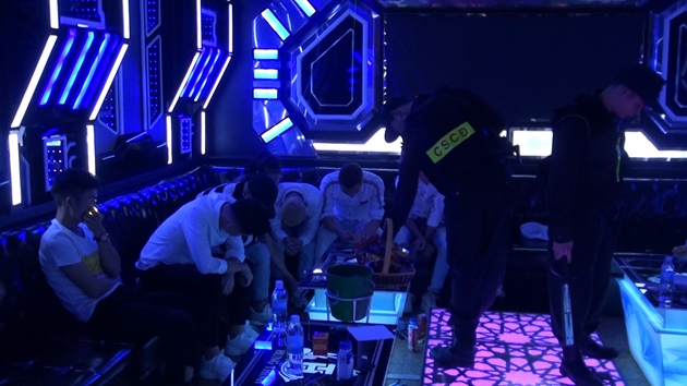 Nhiều “kiều nữ” phê ma túy bên trong cơ sở karaoke lúc rạng sáng
