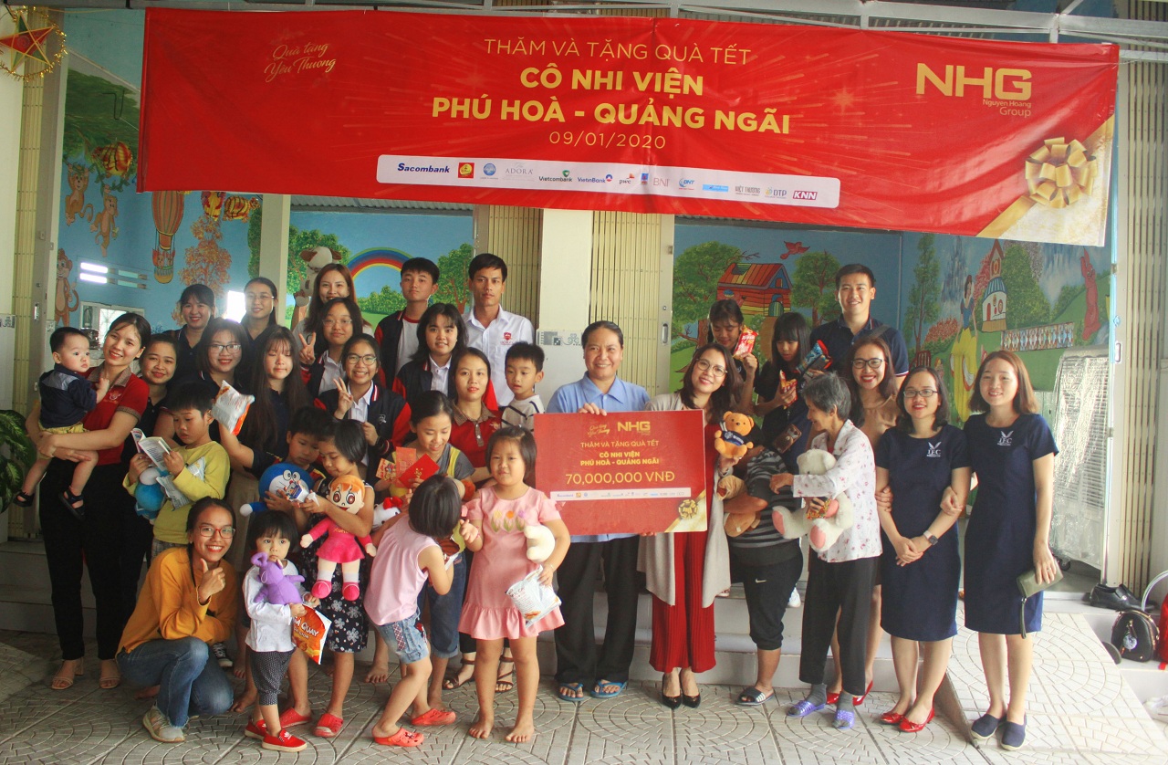 “Quà tặng yêu thương” đến trẻ em mồ côi và người già neo đơn tại Quãng Ngãi