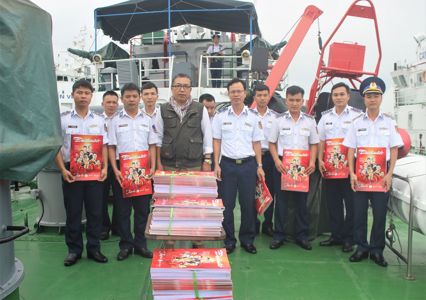 Quảng Nam, Quảng Ngãi: Báo Đại Đoàn Kết tặng báo Xuân cho cán bộ, chiến sỹ Vùng CSB 2