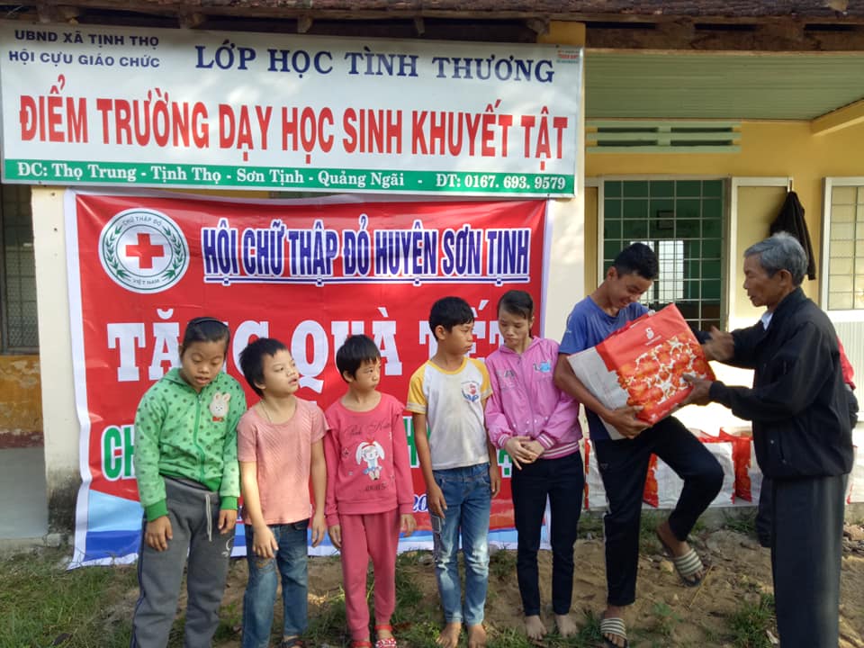 Hội Chữ thập đỏ huyện Sơn Tịnh trao quà Tết cho trẻ em khuyết tật