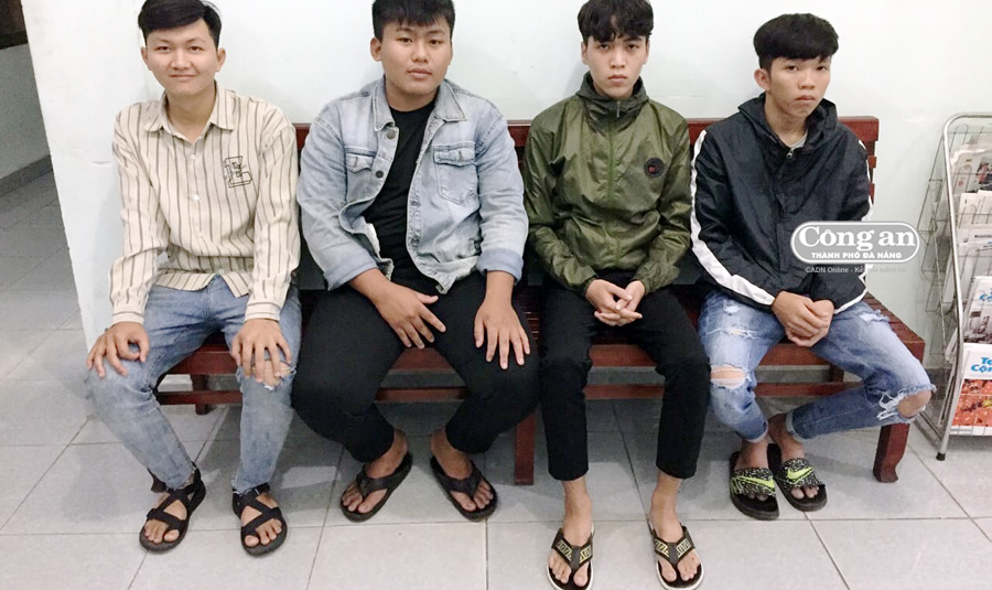Triệu tập nhóm "đánh ghen" trong quán chè