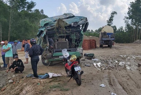 Quảng Ngãi: Xe tải nát đầu sau va chạm với xe khách