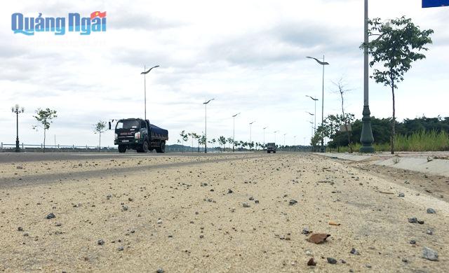 Xe tải 'đánh rơi' đất, cát trên đường, người dân bất an
