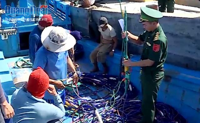 Video: Lý Sơn bắt giữ tàu cá sử dụng súng điện khai thác hải sản trái phép