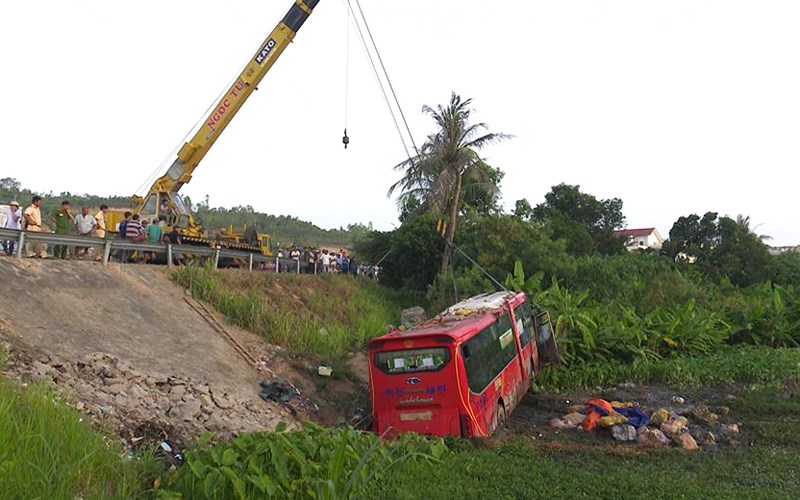 Xe giường nằm lao xuống ruộng sâu hơn mặt đường 7 mét